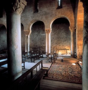 Interior da Basílica de San Juan de Banos, Banos de Cerrato, Espanha, século VII (foto)