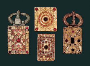 Brincos de metal decorados com ouro e granada, século VII (ouro e granada) de Visigothic