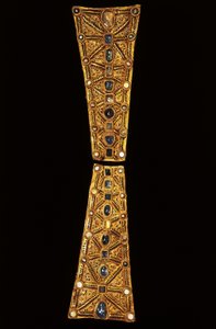 Pescoço de uma cruz de procissão em ouro, granada e pérolas do Tesouro de Guarrazar, século VII (ouro, granada e pérolas)