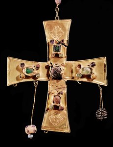 Cruz de Torredonjimeno (metal incrustado com pedras preciosas e ornamentos florais, séc. 6-7)