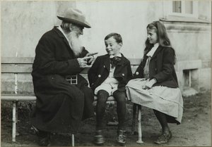Leo Tolstoi com os netos Leo e Sofia, 1909 de Vladimir Grigorievich Chertkov