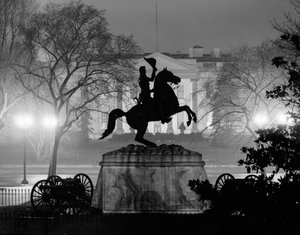 Monumento a Andrew Jackson na Praça Lafayette, Casa Branca por trás, Washington à noite