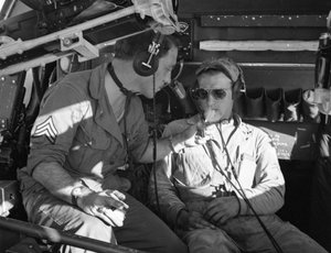 A tripulação do Army Air Corps num B-17 partilha cigarros durante o treino em MacDill Field na Segunda Guerra Mundial
