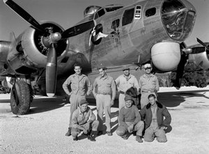 Tripulação do B-17 durante a formação para missões de reconhecimento aéreo na Segunda Guerra Mundial