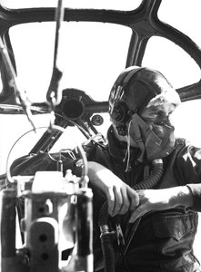 Artilheiro no nariz de um B-17 durante o treino em MacDill Field na Segunda Guerra Mundial