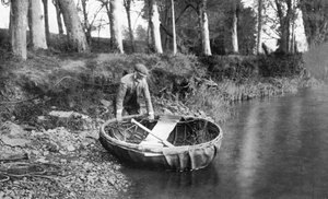 Lançamento de um coracle no rio Boyne, Condado de Meath, Irlanda, 1924-1926 de WA Green