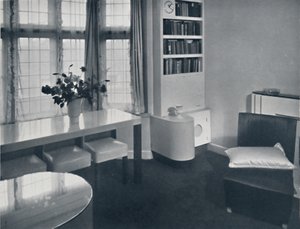 Renovart Ltd: Um apartamento de um quarto com um acessório de canto útil que inclui um relógio elétrico instalado de W. Dennis Moss