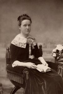 "Millicent Fawcett (nascida Garrett - 1947-1929) feminista inglesa, líder do movimento pelo sufrágio feminino durante 50 anos. Irmã da médica pioneira Elizabeth Garrett Anderson; esposa de Henry Fawcett, o político radical cego (woodburytype