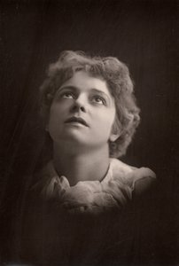 "Olga Brandon (n1865) Atriz nascida na Austrália. (woodburytype)