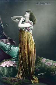 Henriette Rosine Bernard também conhecida por Sarah Bernhardt (1844-1923) como "Cleopatra", peça de Victorian Sardou