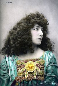 Henriette Rosine Bernard também conhecida por Sarah Bernhardt (1844-1923) no papel de Léa (foto)