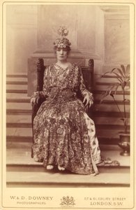 [Sarah Bernhardt como a Imperatriz Theodora em "Theodora" de Sardou]