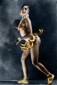 Josephine Baker (1906-1975) em 1925 na Revue Negre no Theatre des Champs-Elysees (Champs Elysees), com seu cinto banana. Fotografia de Lucien Walery (1863-1935).
