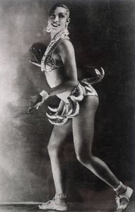 Josephine Baker vestida com um cinto de bananas. Fotografia de Lucien Walery (1863-1935).