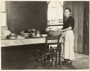 [Elizabeth Tengle à mesa da cozinha]/[Paralee Ricketts a trabalhar na cozinha] de Walker Evans
