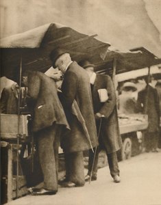 Em uma das livrarias do mercado da estrada de Farringdon, c1935.