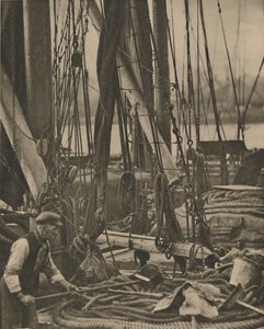 Ao pé do mastro em uma barcaça do Tamisa, c1935.