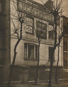 Ao sinal do velho sino no cemitério de St. Brides, c1935.