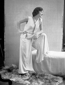 Modelo com um vestido criado por Anita Pittoni, c.1940 (fotografia a preto e branco)