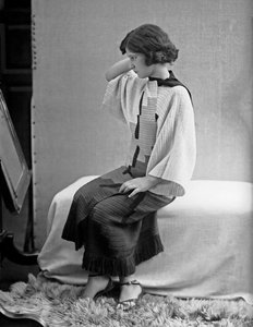 Modelo com um vestido criado por Anita Pittoni, c.1940 (fotografia a preto e branco)
