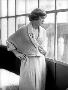 Modelo com um vestido criado por Anita Pittoni, c.1940 (fotografia a preto e branco)