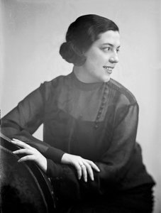 Retrato de Anita Pittoni, c.1933 (fotografia a preto e branco)