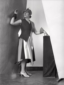 Retrato de Anita Pittoni com um vestido desenhado pelo pintor Marcello Clarion, c.1930 (fotografia a preto e branco) de Wanda Wulz