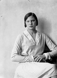 Retrato de Marion Wulz num vestido desenhado por Anita Pittoni, c.1940 (fotografia a preto e branco)