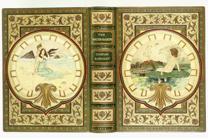 Capas de livros, um bebê em uma planta na água e um bebê com uma mulher em uma praia dentro de painéis em forma de vieira e bordas de algas marinhas de Warwick Goble