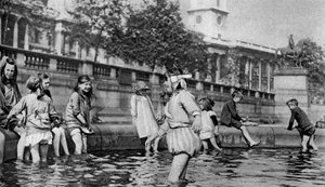 Crianças a remar nas fontes de Trafalgar Square, Londres, 1926-1927