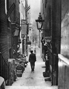 George Court um beco que leva ao Teatro Adelphi do Strand, Londres, 1926-1927.