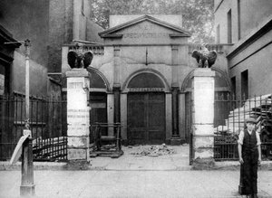 O Teatro Grego nas fronteiras de Hoxton, Londres, 1926-1927.