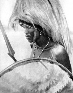Um guerreiro Masai, África, 1936.
