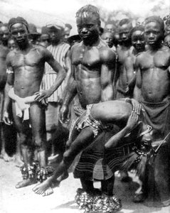 Um Yafouba tribos faz malabarismos com uma rapariga, Costa do Marfim, África Ocidental, 1936.
