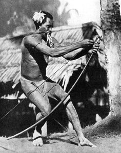 Um caçador a amarrar o seu arco, 1936.