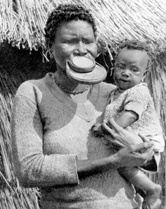 Uma mulher da tribo Sara-Kaba, República do Congo, África, 1936.