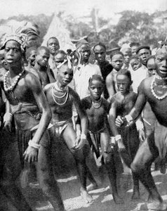 Meninos dançarinos vestidos de meninas, a tribo Yafouba, África Ocidental, 1936.