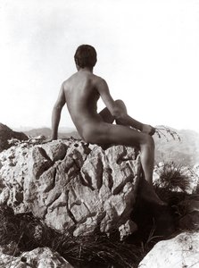 Jovem a posar numa rocha de Wilhelm Baron von Gloeden