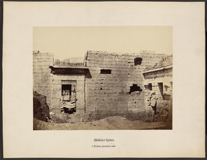 Medinet-Habou, em Tebas, estreia na corte