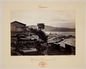 Fusiyama. Casa e Monte Fuji no fundo.