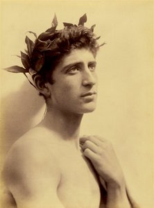 Estudo de um menino usando uma coroa de flores, Sicília, C.1898 (foto sépia) de Baron Wilhelm von Gloeden