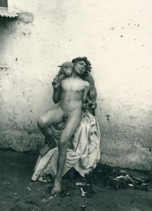 Rapaz a segurar uma ovelha, Sicília. c1899 (fotografia a preto e branco) de Wilhelm von Gloeden