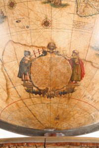 Grande par de globos de biblioteca, o terrestre 1645-48, o celestial após c.1630 de Willem Blaeu