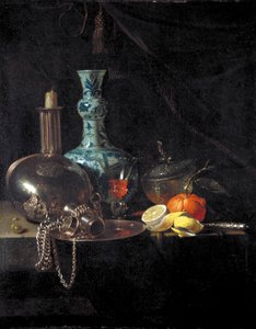 "Natureza morta com um frasco de peregrino, candelabro, vaso de porcelana e fruta", século XVII de Willem Kalf