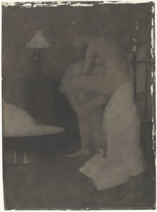 Mulher nua sentada na borda da cama
