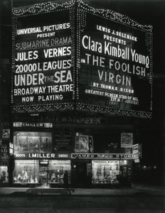 1554 Broadway na 46th Street, I. Miller Shoes; James Drug Store e grandes marquises para filmes iluminados acima. de William Davis Hassler