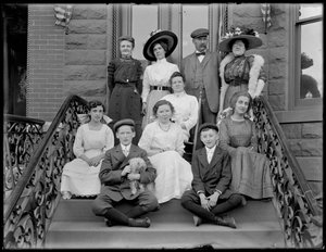 Retratando o retrato de grupo: homens, mulheres, crianças e cachorros pequenos, c.1910