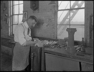 Carver trabalhando em ornamentos de caixão, Oneida, Nova York, 3 de abril de 1916 de William Davis Hassler