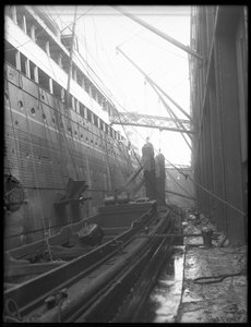 Navio a vapor de carvão com transportadores de cubeta portáteis, foto de 1912 bw de William Davis Hassler