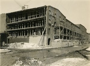 Canteiro de obras, dois homens de pé no lado aberto do edifício do armazém; Robbins und Ripley Engineers and Contractors, 23 de março de 1916 de William Davis Hassler
